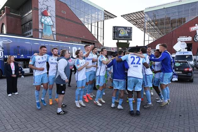 Soccer 2 Bundesliga 32 Matchday VfL Osnabrück FC Schalke 04 on 07 05 2024 at Millerntor Stadium in Hamburg Schalke players celebrate relegation at Millerntor Stadium xRx