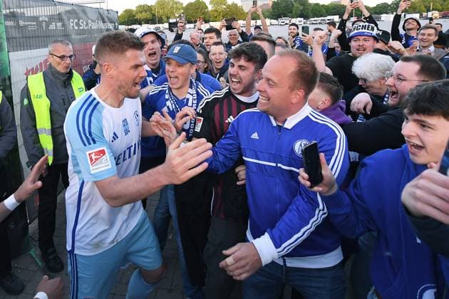 Soccer 2 Bundesliga 32 Matchday VfL Osnabrück FC Schalke 04 on 07 05 2024 at Millerntor Stadium in Hamburg Simon Terodde Schalke celebrates relegation with the fans xRx