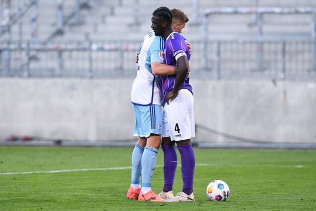 Soccer 2 Bundesliga 32 Matchday VfL Osnabrück FC Schalke 04 on 07 05 2024 at Millerntor Stadium in Hamburg Simon Terodde Schalke , left comforts Maxwell Gyamfi Osnabrück , right xRx