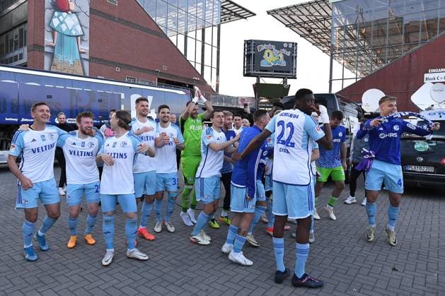 Soccer 2 Bundesliga 32 Matchday VfL Osnabrück FC Schalke 04 on 07 05 2024 at Millerntor Stadium in Hamburg Schalke players celebrate relegation at Millerntor Stadium xRx