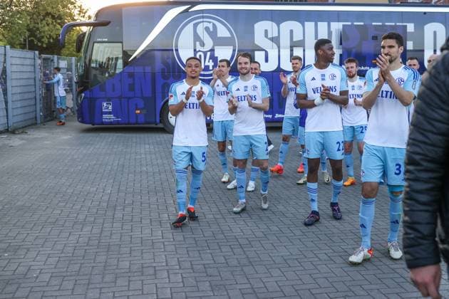 07 05 2024, Football, Season 2023 2024, 2 Bundesliga, Matchday 32, VfL Osnabrück FC Schalke 04, f l Steven van der Sloot FC Schalke 04 , Thomas Ouwejan FC Schalke 04 , Ibrahima Cisse FC Schalke 04 , Marcin Kaminski FC Schalke 04 cheer with the fans Hamburg Stadion am Millerntor Hamburg Germany xRHR PHOTO TRx Copyright: TimxRehbein RHR-FOTOx RHR-FOTO TR