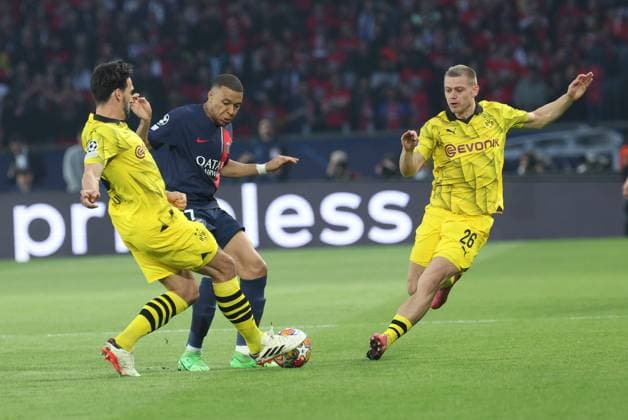 PSG - DORTMUND PHOTOPQR LE PARISIEN Le Parisien Arnaud Journois ; PARIS ; 07 05 2024 ; FOOTBALL , LIGUE DES CHAMPIONS UEFA , DEMI FINALE RETOUR , 07 05 2024 , PARIS , PARC DES PRINCES PARIS SG - BORUSSIA DORTMUND Mats Hummels, Kylian Mbappé et Julian Ryerson. PHOTO LE PARISIEN ARNAUD JOURNOIS - France, Paris May 7, 2024 PSG vs Dortmund: Champions League PARIS France  Copyright: xPHOTOPQR LExPARISIEN MAXPPPxLexParisienx xArnaudxJournoisx 20240507LPA0536 20240507LPA0536