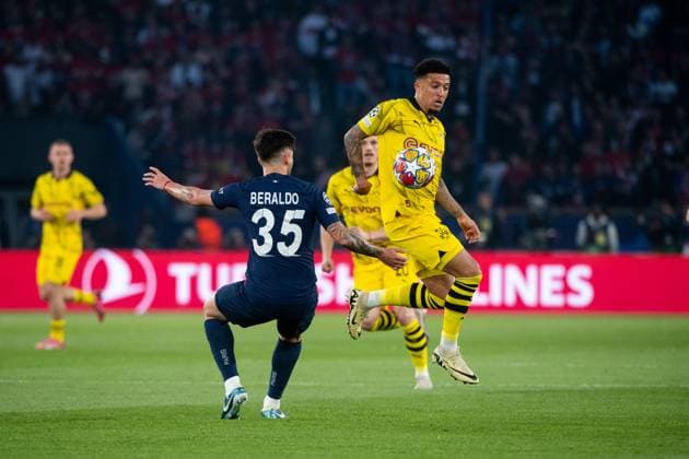 Jadon Sancho (Borussia Dortmund, 10) im Zweikampf mit Lucas Beraldo (Paris Saint Germain, 35), FRA, Paris Saint Germain (PSG) vs Borussia Dortmund (BVB), Fussball, UEFA Champions League, Halbfinale Rückspiel, Saison 2023 2024, 07.05.2024 FRA, Paris Saint Germain (PSG) vs Borussia Dortmund (BVB), Fussball, UEFA Champions League, Halbfinale Rückspiel, Saison 2023 2024, 07.05.2024 Paris Copyright: xEibner-Pressefoto Memmlerx EP_MMR