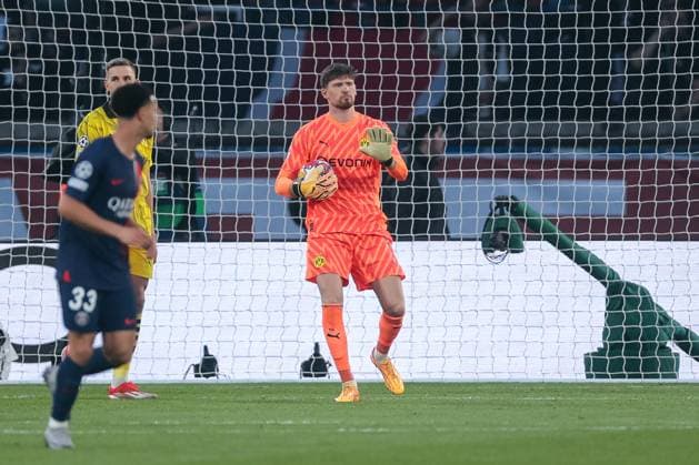 07 05 2024, Football, 2023 2024 season, UEFA Champions League, semi-final, Paris Saint Germain Borussia Dortmund, Goalkeeper Gregor Kobel Borussia Dortmund calms down the game, Paris Parc de Princes Paris France xRHR PHOTO DEx Copyright: DennisxEwert RHR-FOTOx RHR-FOTO DE