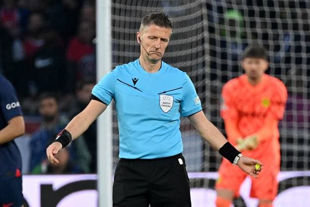 07 05 2024, xjrdrx, Football UEFA Champions League, Paris St Germain Borussia Dortmund emspor, v l Referee Referee Daniele Orsato Italy gestures gives instructions with arms gesticulates gives instructions, gesticulate DFL DFB REGULATIONS PROHIBIT ANY USE OF PHOTOGRAPHS as IMAGE SEQUENCES and or QUASI VIDEO Paris