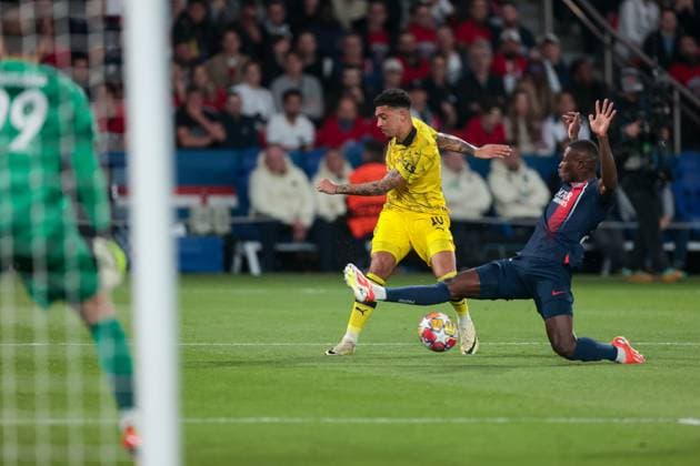 07 05 2024, Football, Season 2023 2024, UEFA Champions League, Semi-final, Paris Saint Germain Borussia Dortmund, f l Jadon Sancho Borussia Dortmund , Nuno Mendes Paris Saint Germain in duel, Paris Parc de Princes Paris France xRHR PHOTO DEx Copyright: DennisxEwert RHR-FOTOx RHR-FOTO DE