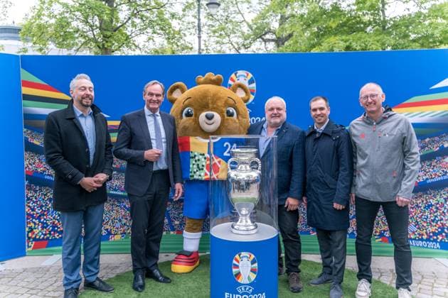 United by the trophy The European Championship trophy will be visiting Leipzig on 6 and 7 May The UEFA EURO 2024 trophy tour through all ten host cities started back in March As the last major milestone before the tournament, it is fueling the anticipation of the big European soccer festival, see the Henri Delaunay Trophy up close and capture it in a special photo opportunity Photo opportunity with Philipp Lahm Tournament Director UEFA EURO 2024 , Burkhard Jung Lord Mayor of the City of Leipzig , Prof Jörg Junhold Leipzig Ambassador UEFA EURO 2024 and the participants of the European Mayors Championship at the European Championship Trophy EM Cup in Leipzig