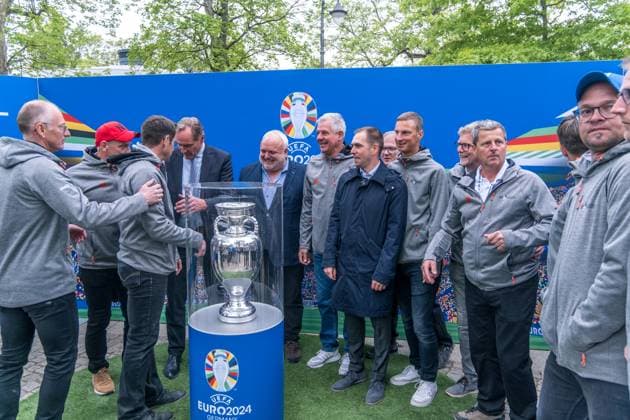 United by the trophy The European Championship trophy will be visiting Leipzig on 6 and 7 May The UEFA EURO 2024 trophy tour through all ten host cities started back in March As the last major milestone before the tournament, it is fueling the anticipation of the big European soccer festival, see the Henri Delaunay Trophy up close and capture it in a special photo opportunity Photo opportunity with Philipp Lahm Tournament Director UEFA EURO 2024 , Burkhard Jung Lord Mayor of the City of Leipzig , Prof Jörg Junhold Leipzig Ambassador UEFA EURO 2024 and the participants of the European Mayors Championship at the European Championship Trophy EM Cup in Leipzig