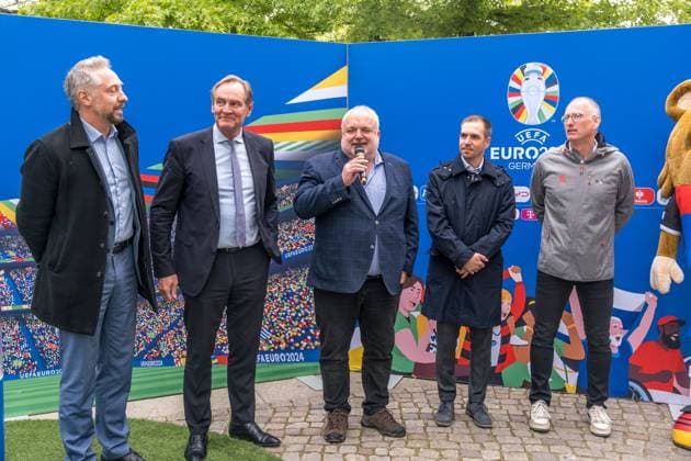 United by the trophy The European Championship trophy will be visiting Leipzig on 6 and 7 May The UEFA EURO 2024 trophy tour through all ten host cities started back in March As the last major milestone before the tournament, it is fueling the anticipation of the big European soccer festival, see the Henri Delaunay Trophy up close and capture it in a special photo opportunity Photo opportunity with Philipp Lahm Tournament Director UEFA EURO 2024 , Burkhard Jung Lord Mayor of the City of Leipzig , Prof Jörg Junhold Leipzig Ambassador UEFA EURO 2024 and the participants of the European Mayors Championship at the European Championship Trophy EM Cup in Leipzig