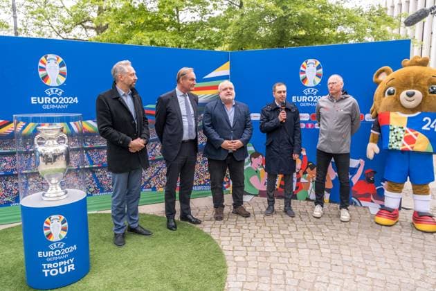 United by the trophy The European Championship trophy will be visiting Leipzig on 6 and 7 May The UEFA EURO 2024 trophy tour through all ten host cities started back in March As the last major milestone before the tournament, it is fueling the anticipation of the big European soccer festival, see the Henri Delaunay Trophy up close and capture it in a special photo opportunity Photo opportunity with Philipp Lahm Tournament Director UEFA EURO 2024 , Burkhard Jung Lord Mayor of the City of Leipzig , Prof Jörg Junhold Leipzig Ambassador UEFA EURO 2024 and the participants of the European Mayors Championship at the European Championship Trophy EM Cup in Leipzig