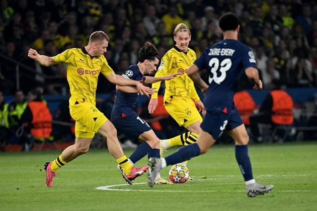 07 05 2024, xjrdrx, Football UEFA Champions League, Paris St Germain Borussia Dortmund emspor, v l Julian Ryerson Borussia Dortmund Vitinha PSG Paris St Germain Julian Brandt Borussia Dortmund Zweikampf, Aktion, action, battle for the ball DFL DFB REGULATIONS PROHIBIT ANY USE OF PHOTOGRAPHS as IMAGE SEQUENCES and or QUASI VIDEO Paris
