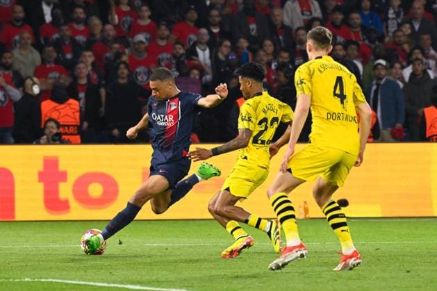 Kylian Mbappe ( 7 - PSG ) and Ian Maatsen ( 22 - Borussia Dortmund ) during the UEFA Champions League match between Paris Saint Germain and Borussia Dortmund at Parc Des Princes on May 07, 2024 in Paris, France. ( Photo by federico pestellini panoramic ) - FOOTBALL : PSG vs Borussia Dortmund - Ligue des Champions - 07 05 2024 FedericoPestellini Panoramic 