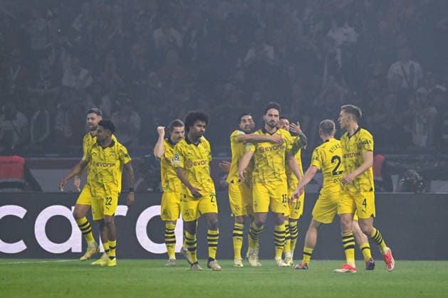 Borussia Dortmund players celebrate after scoring during the UEFA Champions League match between Paris Saint Germain and Borussia Dortmund at Parc Des Princes on May 07, 2024 in Paris, France. ( Photo by federico pestellini panoramic ) - FOOTBALL : PSG vs Borussia Dortmund - Ligue des Champions - 07 05 2024 FedericoPestellini Panoramic 