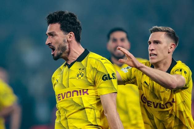 07 05 2024, Football, Season 2023 2024, UEFA Champions League, Semi-final, Paris Saint Germain Borussia Dortmund, Mats Hummels Borussia Dortmund , Nico Schlotterbeck Borussia Dortmund celebrate the goal to 0 1, Paris Parc de Princes Paris France xRHR PHOTO DEx Copyright: DennisxEwert RHR-FOTOx RHR-FOTO DE