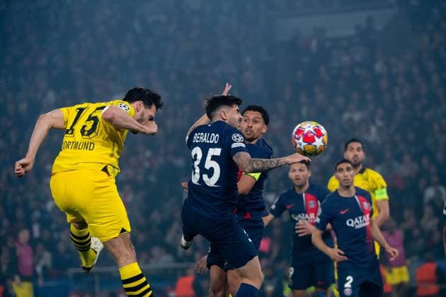 Mats Hummels Borussia Dortmund, 15 scores the 0 1 goal with a header in a duel with Lucas Beraldo Paris Saint Germain, 35 , Marquinhos Paris Saint Germain, 05 , FRA, Paris Saint Germain PSG vs Borussia Dortmund BVB , Football, UEFA Champions League, Semi-final second leg, 2023 2024 season, 07 05 2024 FRA, Paris Saint Germain PSG vs Borussia Dortmund BVB , Football, UEFA Champions League, Semi-final second leg, 2023 2024 season, 07 05 2024 Paris Copyright: xEibner-Pressefoto Memmlerx EP_MMR