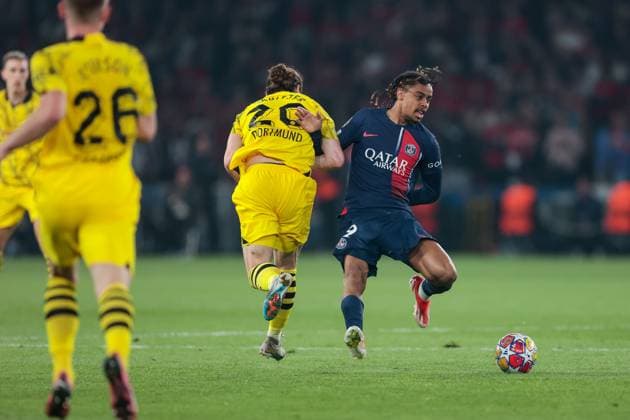 07 05 2024, Football, Season 2023 2024, UEFA Champions League, Semi-final, Paris Saint Germain Borussia Dortmund, v l Marcel Sabitzer Borussia Dortmund fouls Bradley Barcola Paris Saint Germain , Paris Parc de Princes Paris France xRHR PHOTO DEx Copyright: DennisxEwert RHR-FOTOx RHR-FOTO DE