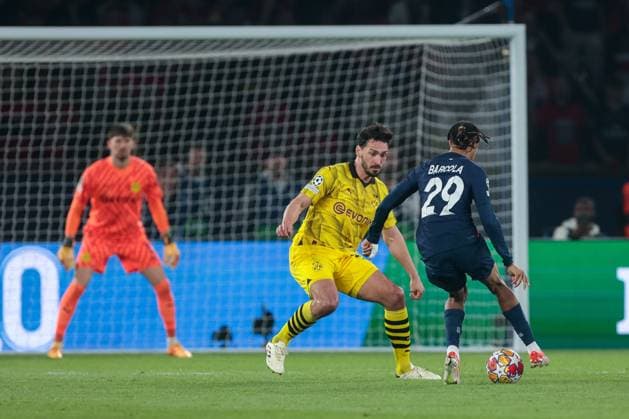 07 05 2024, Football, Season 2023 2024, UEFA Champions League, Semi-final, Paris Saint Germain Borussia Dortmund, f l Mats Hummels Borussia Dortmund faces Bradley Barcola Paris Saint Germain , Paris Parc de Princes Paris France xRHR PHOTO DEx Copyright: DennisxEwert RHR-FOTOx RHR-FOTO DE