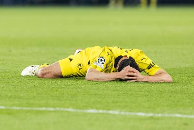 UEFA Champions League FC Paris Saint Germain Borussia Dortmund 07 05 2024 Mats Hummels Borussia Dortmund, 15 remains on the ground after deflecting the ball UEFA Champions League FC Paris Saint Germain Borussia Dortmund , Paris, Parc des Princes Copyright: xBEAUTIFULxSPORTS Wunderlx