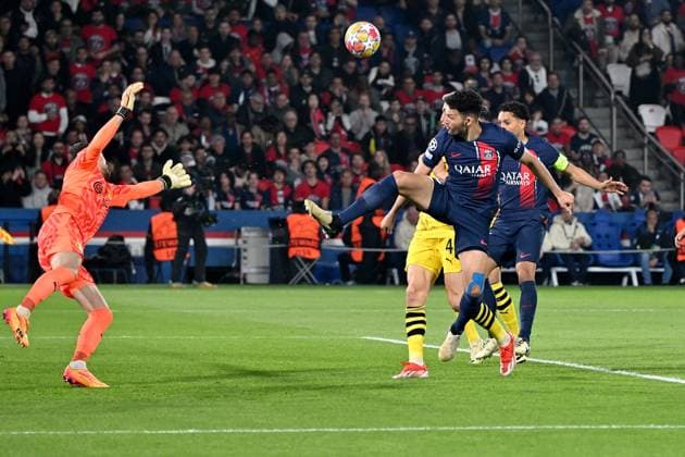 07 05 2024, xjrdrx, Football UEFA Champions League, Paris St Germain Borussia Dortmund emspor, v l Gregor Kobel Borussia Dortmund Goncalo Ramos PSG Paris St Germain duel, action, action, battle for the ball DFL DFB REGULATIONS PROHIBIT ANY USE OF PHOTOGRAPHS as IMAGE SEQUENCES and or QUASI VIDEO Paris