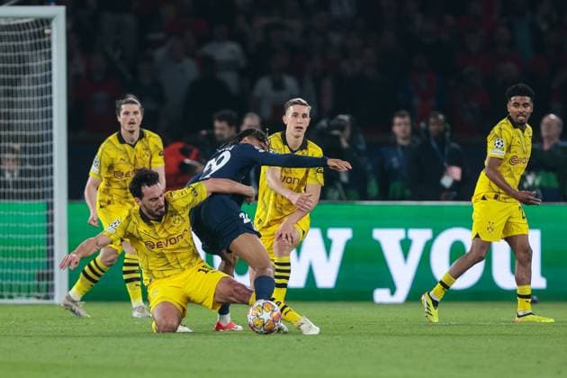 07 05 2024, Football, 2023 2024 season, UEFA Champions League, semi-final, Paris Saint Germain Borussia Dortmund, v l Mats Hummels Borussia Dortmund stops Bradley Barcola Paris Saint Germain , Paris Parc de Princes Paris France xRHR PHOTO DEx Copyright: DennisxEwert RHR-FOTOx RHR-FOTO DE
