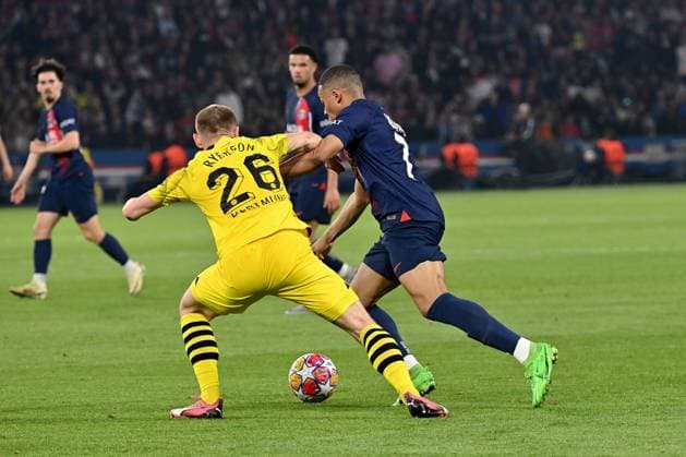 07 05 2024, xjrdrx, Football UEFA Champions League, Paris St Germain Borussia Dortmund emspor, v l Julian Ryerson Borussia Dortmund Kylian Mbappe PSG Paris St Germain duel, action, action, battle for the ball DFL DFB REGULATIONS PROHIBIT ANY USE OF PHOTOGRAPHS as IMAGE SEQUENCES and or QUASI VIDEO Paris