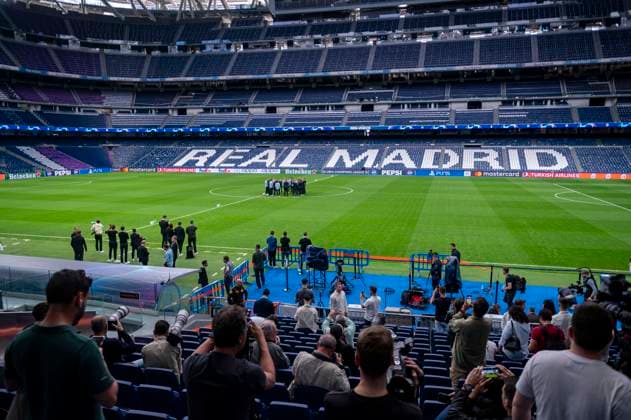 Uefa Champions League 2024: Bayern Munchen Pitch Walk and press conference, PK, Pressekonferenz MADRID, SPAIN - MAY 7: Bayern Munchen team seen reunited in the middle of the field during the Bayern Munchen Pitch Walk and Press Conference ahead of their UEFA Champions League semi-final second leg match against Real Madrid at Estadio Santiago Bernabeu on May 7, 2024 in Madrid, Spain. Madrid Estadio Santiago Bernabeu Madrid Spain Copyright: xAlbertoxGardinx AGardin_20240507_football_Champions_League_Bayern_Press_Conference_420