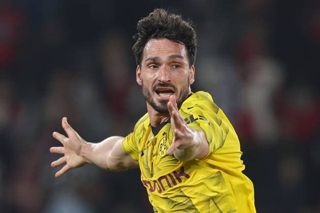 Mats Hummels of Borussia Dortmund celebrates reaching the Champions League Final with their Borussia Dortmund teammates at full-time Paris Saint-Germain v Borussia Dortmund, UEFA Champions League, Semi Final, Second Leg, Football, Parc des Princes, Paris, France - 07 May 2024 EDITORIAL USE ONLY No use with unauthorised audio, video, data, fixture lists, club league logos or live services. Online in-match use limited to 120 images, no video emulation. No use in betting, games or single club league player publications.  Copyright: xPaulxCurrie Shutterstockx 14458453bp