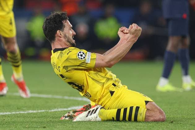 Mats Hummels of Borussia Dortmund celebrates reaching the Champions League Final with their Borussia Dortmund teammates at full-time Paris Saint-Germain v Borussia Dortmund, UEFA Champions League, Semi Final, Second Leg, Football, Parc des Princes, Paris, France - 07 May 2024 EDITORIAL USE ONLY No use with unauthorised audio, video, data, fixture lists, club league logos or live services. Online in-match use limited to 120 images, no video emulation. No use in betting, games or single club league player publications.  Copyright: xPaulxCurrie Shutterstockx 14458453bq