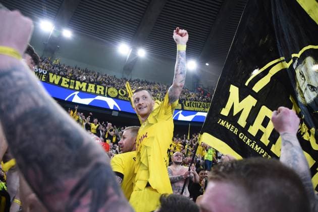 Marco Reus ( 11 - Borussia Dortmund ) celebrates with fans following the UEFA Champions League match between Paris Saint Germain and Borussia Dortmund at Parc Des Princes on May 07, 2024 in Paris, France. ( Photo by federico pestellini panoramic ) - FOOTBALL : PSG vs Borussia Dortmund - Ligue des Champions - 07 05 2024 FedericoPestellini Panoramic 