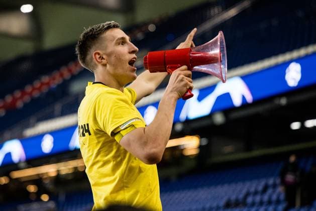 UEFA Champions League FC Paris Saint Germain Borussia Dortmund 07 05 2024 Nico Schlotterbeck Borussia Dortmund, 4 with megaphone UEFA Champions League FC Paris Saint Germain Borussia Dortmund , Paris, Parc des Princes Copyright: xBEAUTIFULxSPORTS Wunderlx