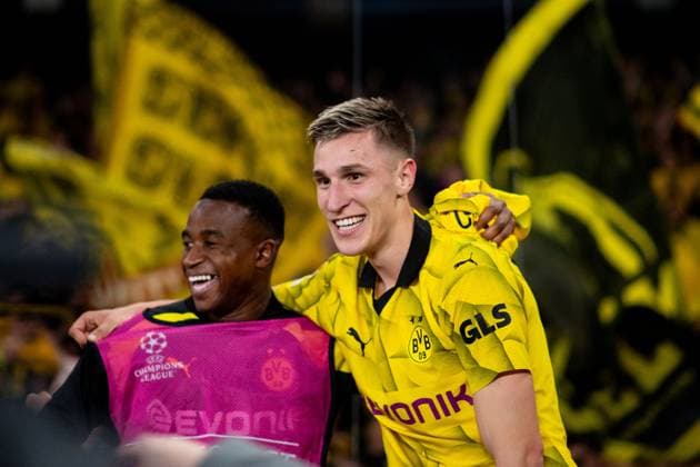 Youssoufa Moukoko Borussia Dortmund, 18 , Nico Schlotterbeck Borussia Dortmund, 04 cheer with the fans about the victory and entry into the final in London, FRA, Paris Saint Germain PSG vs Borussia Dortmund BVB , Football, UEFA Champions League, Semi-final second leg, 2023 2024 season, 07 05 2024 FRA, Paris Saint Germain PSG vs Borussia Dortmund BVB , Football, UEFA Champions League, Semi-final second leg, 2023 2024 season, 07 05 2024 Paris Copyright: xEibner-Pressefoto Memmlerx EP_MMR