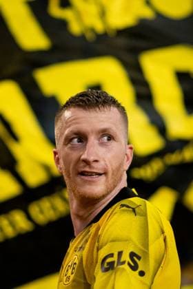Marco Reus Borussia Dortmund, 11 celebrates with the fans after winning and reaching the final in London, FRA, Paris Saint Germain PSG vs Borussia Dortmund BVB , Football, UEFA Champions League, Semi-final second leg, 2023 2024 season, 07 05 2024 FRA, Paris Saint Germain PSG vs Borussia Dortmund BVB , Football, UEFA Champions League, Semi-final second leg, 2023 2024 season, 07 05 2024 Paris Copyright: xEibner-Pressefoto Memmlerx EP_MMR