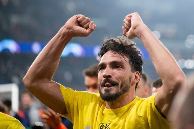 Mats Hummels Borussia Dortmund, 15 celebrates with the fans after winning and reaching the final in London, FRA, Paris Saint Germain PSG vs Borussia Dortmund BVB , Football, UEFA Champions League, Semi-final second leg, 2023 2024 season, 07 05 2024 FRA, Paris Saint Germain PSG vs Borussia Dortmund BVB , Football, UEFA Champions League, Semi-final second leg, 2023 2024 season, 07 05 2024 Paris Copyright: xEibner-Pressefoto Memmlerx EP_MMR