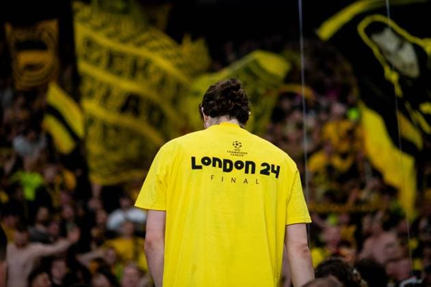 Marcel Sabitzer Borussia Dortmund, 20 cheers with the fans about the victory and entry into the final in London and wears a T-shirt with London 24 print, , FRA, Paris Saint Germain PSG vs Borussia Dortmund BVB , Football, UEFA Champions League, Semi-final second leg, 2023 2024 season, 07 05 2024 FRA, Paris Saint Germain PSG vs Borussia Dortmund BVB , Football, UEFA Champions League, Semi-final second leg, 2023 2024 season, 07 05 2024 Paris Copyright: xEibner-Pressefoto Memmlerx EP_MMR