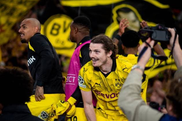 Marcel Sabitzer Borussia Dortmund, 20 and team cheer with the fans about the victory and entry into the final in London, FRA, Paris Saint Germain PSG vs Borussia Dortmund BVB , Football, UEFA Champions League, Semi-final second leg, 2023 2024 season, 07 05 2024 FRA, Paris Saint Germain PSG vs Borussia Dortmund BVB , Football, UEFA Champions League, Semi-final second leg, 2023 2024 season, 07 05 2024 Paris Copyright: xEibner-Pressefoto Memmlerx EP_MMR