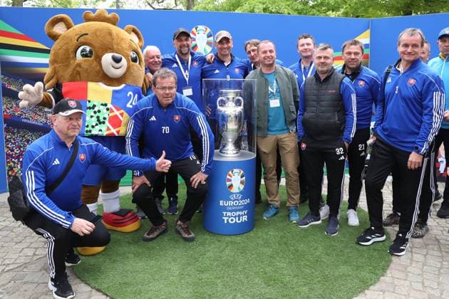 UEFA EURO 2024 European Championship trophy makes a guest appearance in Leipzig, 07 05 24 The Slovakian national team at the group photo with the European Championship trophy and mascot Albärt The European Championship trophy also made a stop at Leipzig Zoo on 07 05 24 In the picture Copyright: xBEAUTIFULxSPORTS JanxKaeferx