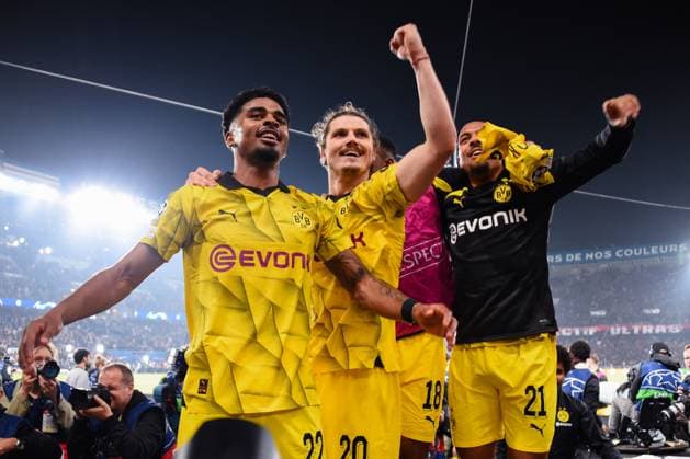Marcel Sabitzer ( 20 - Borussia Dortmund ) , Youssoufa Moukoko ( 18 - Borussia Dortmund ) , Ian Maatsen ( 22 - Borussia Dortmund ) and Donyell Malen ( 21 - Borussia Dortmund ) celebrate with fans following the UEFA Champions League match between Paris Saint Germain and Borussia Dortmund at Parc Des Princes on May 07, 2024 in Paris, France. ( Photo by federico pestellini panoramic ) - FOOTBALL : PSG vs Borussia Dortmund - Ligue des Champions - 07 05 2024 FedericoPestellini Panoramic 