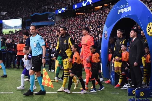 The line up before the UEFA Champions League match between Paris Saint Germain and Borussia Dortmund at Parc Des Princes on May 07, 2024 in Paris, France. ( Photo by federico pestellini panoramic ) - FOOTBALL : PSG vs Borussia Dortmund - Ligue des Champions - 07 05 2024 FedericoPestellini Panoramic 