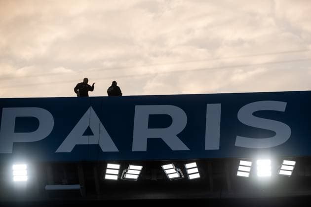 Police over Paris lettering on the stadium roof, FRA, Paris Saint Germain PSG vs Borussia Dortmund BVB , Football, UEFA Champions League, Semi-final second leg, 2023 2024 season, 07 05 2024 FRA, Paris Saint Germain PSG vs Borussia Dortmund BVB , Football, UEFA Champions League, Semi-final second leg, 2023 2024 season, 07 05 2024 Paris Copyright: xEibner-Pressefoto Memmlerx EP_MMR