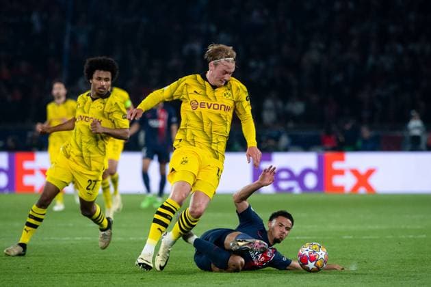 Julian Brandt Borussia Dortmund, 19 in duel with Warren Zaire Emery Paris Saint Germain, 33 , FRA, Paris Saint Germain PSG vs Borussia Dortmund BVB , Football, UEFA Champions League, Semi-final second leg, 2023 2024 season, 07 05 2024 FRA, Paris Saint Germain PSG vs Borussia Dortmund BVB , Football, UEFA Champions League, Semi-final second leg, 2023 2024 season, 07 05 2024 Paris Copyright: xEibner-Pressefoto Memmlerx EP_MMR