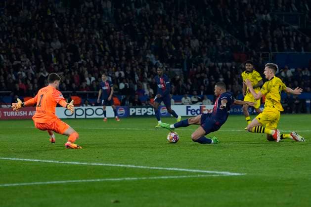PARIS, FRANCE - MAY 7: Kylian Mbappe (7) (Paris St Germain (PSG) fights for the ball against Nico Schlotterbeck (4) (Borussia Dortmund) and Gregor Kobel (1) (Borussia Dortmund) during the Champions League match between Paris Saint-Germain (PSG) and Borussia Dortmund on May 7, 2024, at Parc des Princes in Paris, France. (Photo by Glenn Gervot Icon Sportswire) SOCCER: MAY 07 Champions League - Borussia Dortmund at PSG EDITORIAL USE ONLY Icon2400507032