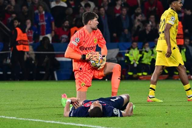 Gregor Kobel 1 Borussia Dortmund and Kylian Mbappe 7 Paris Saint Germain , Paris Saint Germain vs Borussia Dortmund, Football, Champions League, Semifinal, 07 05 2024 Paris Nordrhein Westfalen France Copyright: xkolbert-press MarcxNiemeyerx