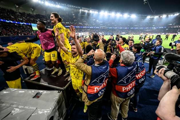 Dortmund team celebrates with the fans, Paris Saint Germain vs Borussia Dortmund, football, Champions League, semi-final, 07 05 2024 Paris North Rhine-Westphalia France Copyright: xkolbert-press MarcxNiemeyerx