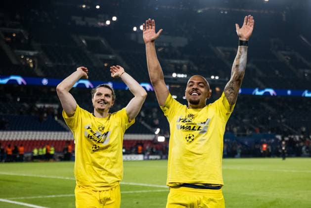 UEFA Champions League FC Paris Saint Germain Borussia Dortmund 07 05 2024 Cheering in the curve the Borussia Dortmund players celebrate the victory and entry into the final with the fans Marcel Sabitzer Borussia Dortmund, 20 , Donyell Malen Borussia Dortmund, 21 UEFA Champions League FC Paris Saint Germain Borussia Dortmund , Paris, Parc des Princes Copyright: xBEAUTIFULxSPORTS Wunderlx