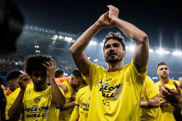 UEFA Champions League FC Paris Saint Germain Borussia Dortmund 07 05 2024 Jubelextase in the curve the players of Borussia Dortmund celebrate the victory and final entry with the fans Mats Hummels Borussia Dortmund, 15 applauds for the fans UEFA Champions League FC Paris Saint Germain Borussia Dortmund , Paris, Parc des Princes Copyright: xBEAUTIFULxSPORTS Wunderlx