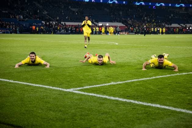 UEFA Champions League FC Paris Saint Germain Borussia Dortmund 07 05 2024 Cheering in the curve the Borussia Dortmund players celebrate the victory and the final with the fans Marcel Sabitzer Borussia Dortmund, 20 , Nico Schlotterbeck Borussia Dortmund, 4 , Niclas Füllkrug Borussia Dortmund, 14 slide towards the curve UEFA Champions League FC Paris Saint Germain Borussia Dortmund , Paris, Parc des Princes Copyright: xBEAUTIFULxSPORTS Wunderlx