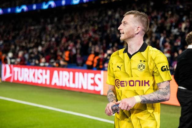 UEFA Champions League FC Paris Saint Germain Borussia Dortmund 07 05 2024 Jubelextase in the curve the players of Borussia Dortmund celebrate the victory and final entry with the fans Marco Reus Borussia Dortmund, 11 UEFA Champions League FC Paris Saint Germain Borussia Dortmund , Paris, Parc des Princes Copyright: xBEAUTIFULxSPORTS Wunderlx
