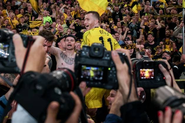 07 05 2024, Football, 2023 2024 season, UEFA Champions League, semi-final, Paris Saint Germain Borussia Dortmund, Marco Reus Borussia Dortmund celebrates reaching the final with the fans, Paris Parc de Princes Paris France xRHR PHOTO DEx Copyright: DennisxEwert RHR-FOTOx RHR-FOTO DE