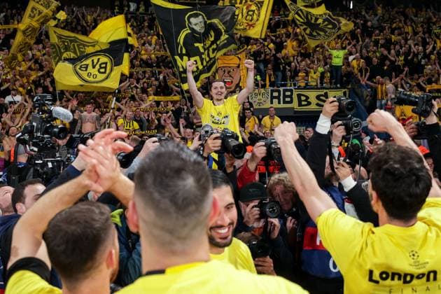 07 05 2024, Football, 2023 2024 season, UEFA Champions League, semi-final, Paris Saint Germain Borussia Dortmund, Marcel Sabitzer Borussia Dortmund celebrates reaching the final amidst the fans, Paris Parc de Princes Paris France xRHR PHOTO DEx Copyright: DennisxEwert RHR-FOTOx RHR-FOTO DE