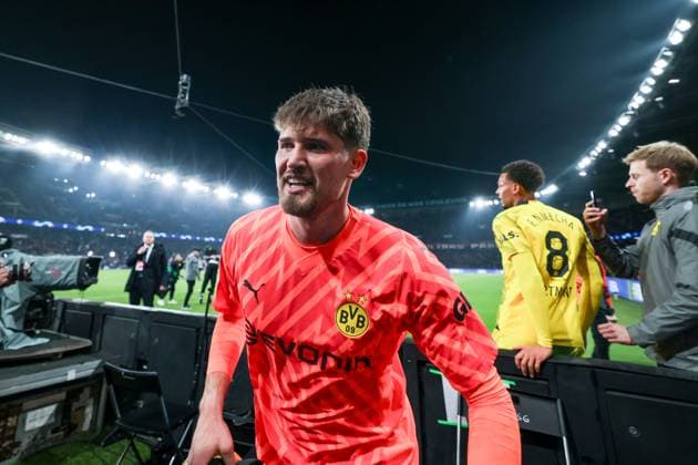 07 05 2024, Football, 2023 2024 season, UEFA Champions League, semi-final, Paris Saint Germain Borussia Dortmund, Goalkeeper Gregor Kobel Borussia Dortmund celebrates reaching the final, Paris Parc de Princes Paris France xRHR PHOTO DEx Copyright: DennisxEwert RHR-FOTOx RHR-FOTO DE